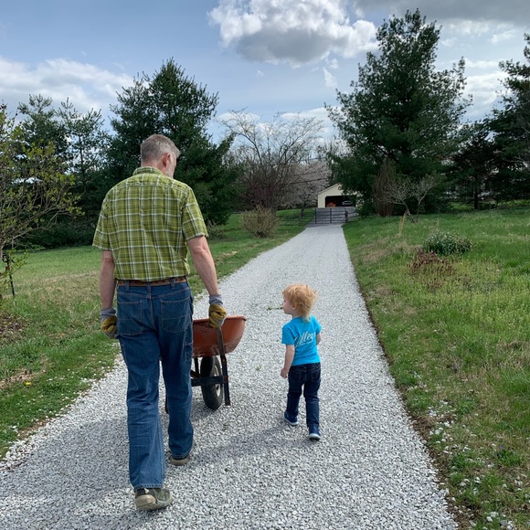 Hi, y’all! I’m Ally, and this is my closet. - Picture 4 of 8